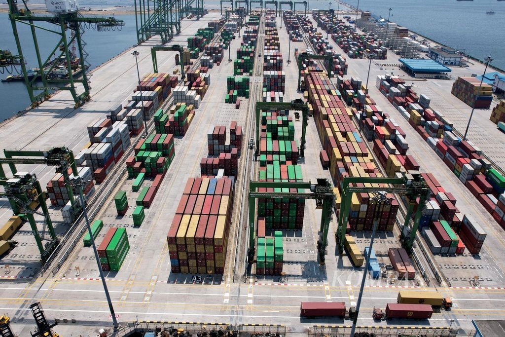 Truk membawa peti kemas di New Priok Container Terminal (NPCT) 1, Jakarta Utara, Minggu (20/8/2023). Badan Pusat Statistik mencatat nilai ekspor Indonesia Juli 2023 mencapai 20,88 miliar dollar AS atau naik 1,36 persen dibandingkan ekspor Juni 2023. 