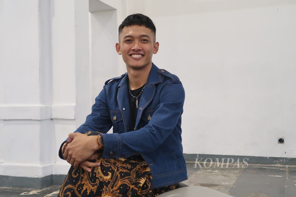 Bathara Saverigadi Dewandoro adalah penari, koreografer, dan sutradara pertunjukan dari Swargaloka. Bathara atau Ara berbicara tentang kiprahnya di dunia seni pertunjukan saat ditemui di Pos Bloc Jakarta, Jakarta, Jumat (22/12/2023). 