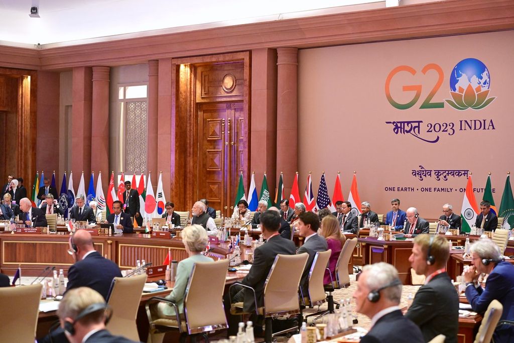 Presiden Joko Widodo saat mengikuti sesi kedua Konferensi Tingkat Tinggi (KTT) G20 India yang digelar di Bharat Mandapam, IECC, Pragati Maidan, New Delhi, India, Sabtu (9/9/2023).