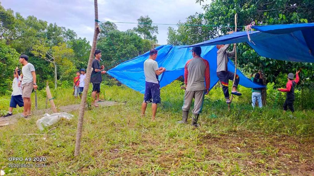 Warga mendirikan tenda darurat di bukit tempat pengungsian dekat permukiman di Desa Simalegi, Kecamatan Siberut Barat, Kabupaten Kepulauan Mentawai, Sumatera Barat, seusai gempa M 6,4 yang mengguncang wilayah kabupaten ini, Senin (29/8/2020). 
