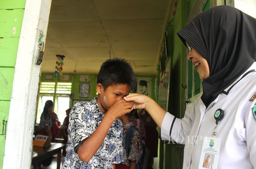 Seorang siswa kelas III Sekolah Dasar Negeri 008 Tanjung Palas Timur, Kabupaten Bulungan, Kalimantan Utara, menyalami guru sebelum pulang dari sekolah, Rabu (12/4/2023). 