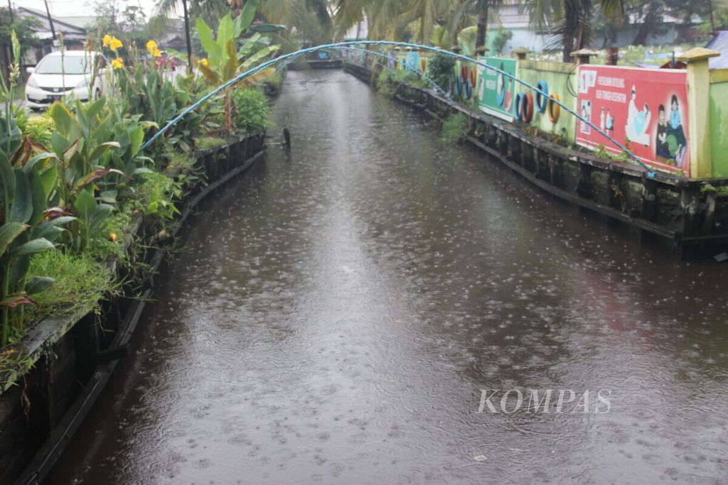 A ditch in Sungai Putat, North Pontianak District, Pontianak City, West Kalimantan, on Sunday (13/10/2019). The Putat River creation plays a role in being a solution for saving the ditch.