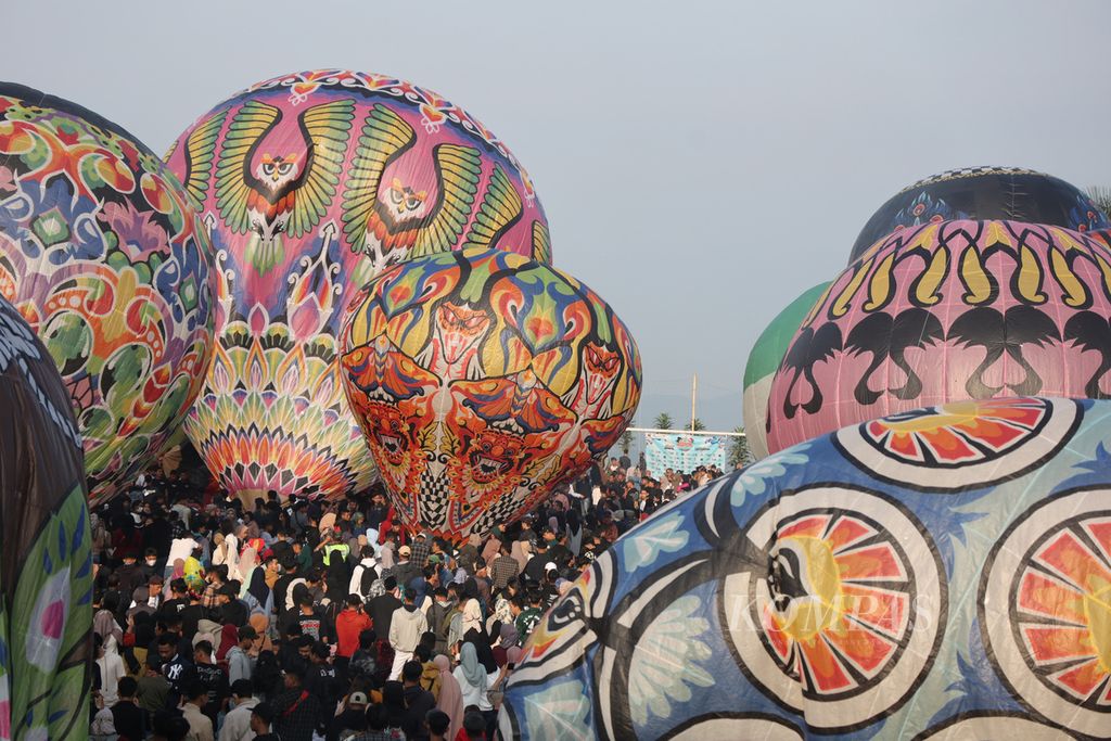 Peserta menyiapkan balon udara yang akan diterbangkan dalam acara Festival Balon Udara di Stadion Ronggolawe, Desa Kembaran, Kalikajar, Wonosobo, Jawa Tengah, Rabu (26/4/2023).  