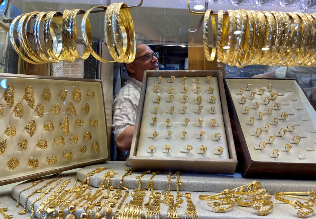 Perhiasan emas dipajang di salah satu toko di kota Gaza,Palestina, 27 Juli 2020.
