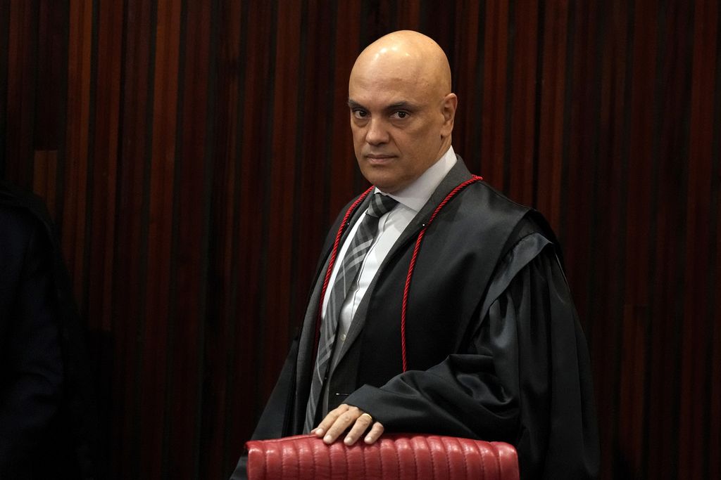 Ketua Mahkamah Agung Brasil Alexandre de Moraes tiba untuk sidang pengadilan di Brasilia, Brasil, 22 Juni 2023.