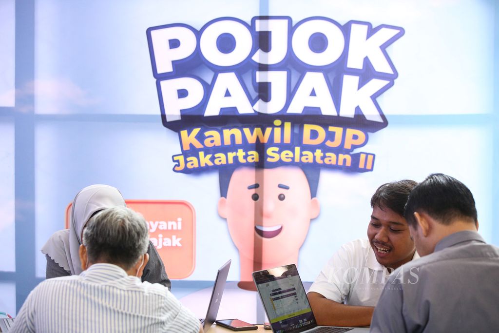Petugas dari Kanwil DJP Jakarta Selatan III melayani wajib pajak yang melapor SPT Tahunan Pajak Penghasilan orang pribadi tahun 2023 di Pojok Pajak di Stasiun MRT Blok M, Jakarta Selatan, Sabtu (16/3/2024).  