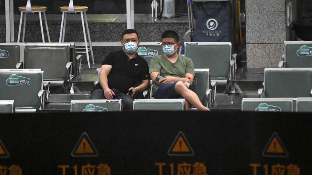 Kerabat penumpang pesawat China Eastern MU5735, menunggu informasi terbaru tentang jatuhnya pesawat tersebut di Bandara Internasional Guangzhou Baiyun di provinsi Guangdong, China, Senin (21/3/2022) waktu setempat.  