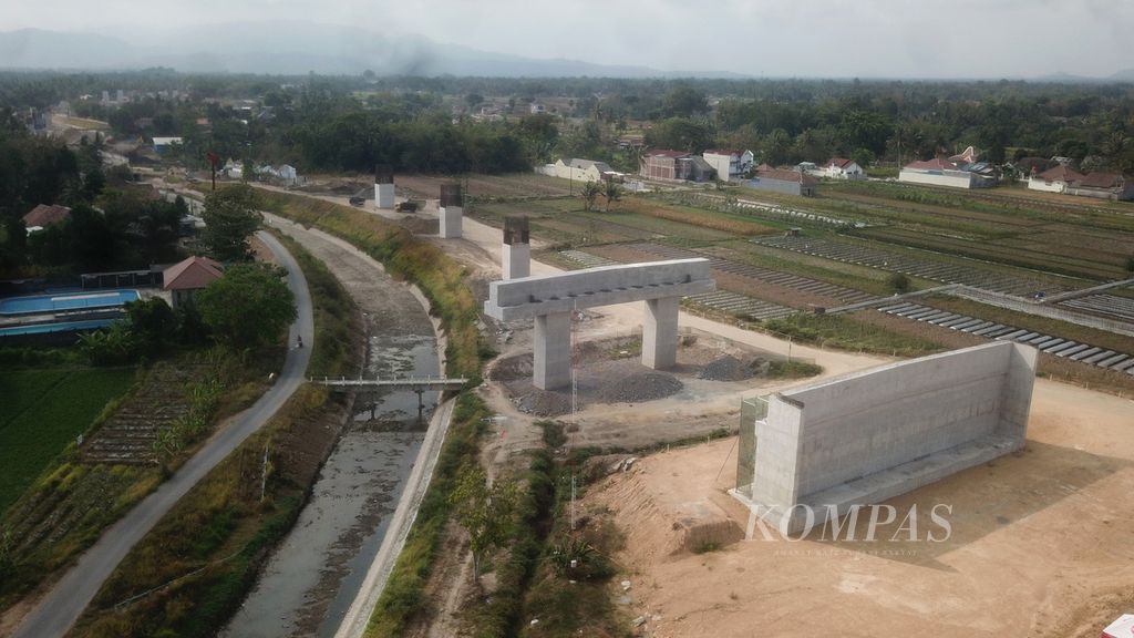 Pembangunan jalan Tol Yogyakarta - Bawen Seksi 1 di Kecamatan Seyegan, Sleman, DI Yogyakarta, terus berlangsung, Senin (30/10/2023). 