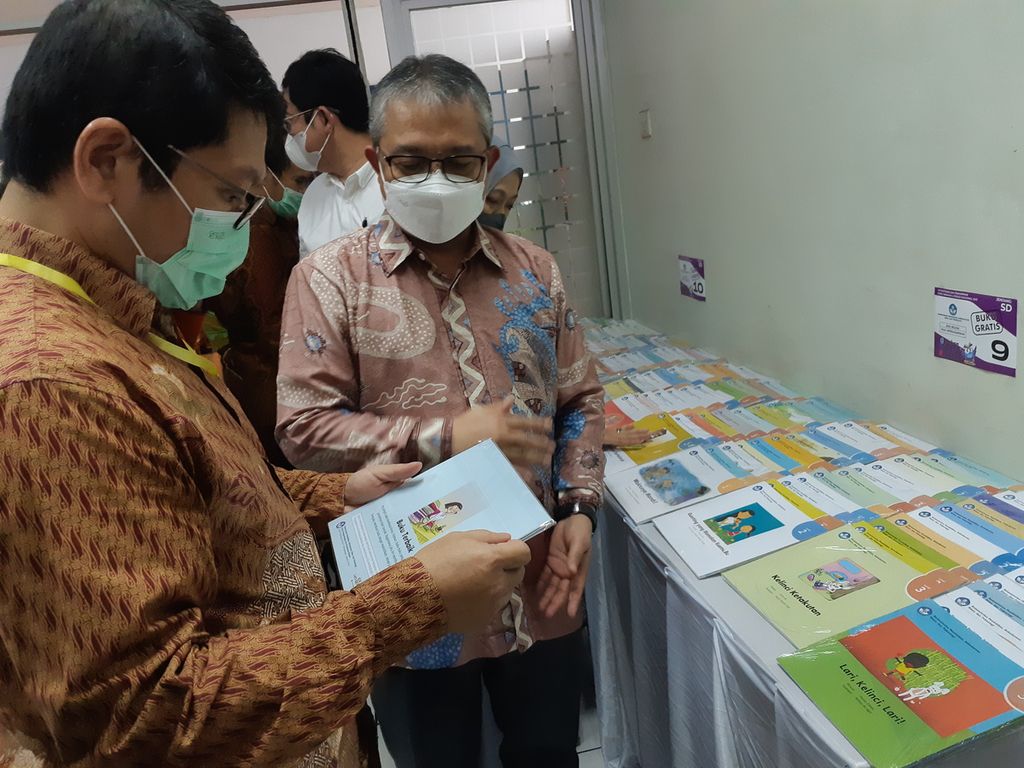 Kepala Badan Pengembangan dan Pembinaan Bahasa Kemendikbudristek E Aminudin Aziz (kedua dari kiri) memantau pencetakan buku bacaan anak yang dilakukan PT Gramedia di Cikarang, Kabupaten Bekasi, Jabar. Pada 2022, sebanyak 12,7 juta eksemplar buku bacaan anak didistribusikan untuk satuan pendidikan anak usia dini dan SD di daerah 3T guna mendukung Gerakan Literasi Nasional.