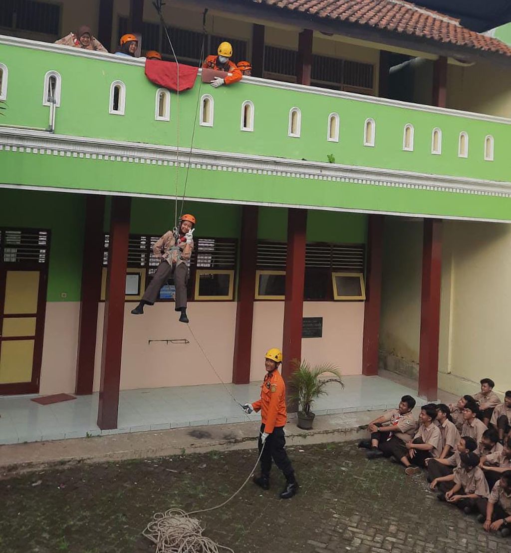 Ratusan pelajar di SMAN 1 Sigaluh, Banjarnegara, Jawa Tengah, mendapatkan pelatihan <i>vertical rescue </i>dari BPBD Banjarnegara, Jumat (27/1/2023). Para pelajar dibekali pelatihan dan pengenalan tentang mitigasi bencana lantaran mereka tinggal di daerah perbukitan yang rawan bencana longsor.