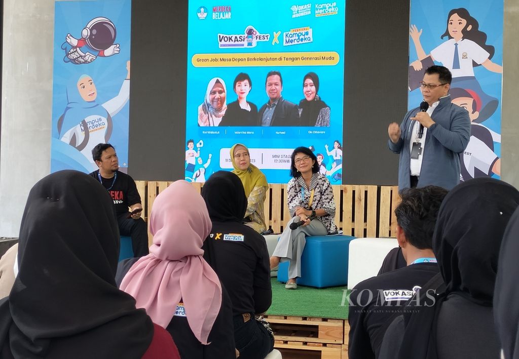 Perwakilan sejumlah industri di bidang energi hingga otomotif memaparkan peluang kerja ”hijau” kepada mahasiswa yang hadir di acara Vokasifest X Festival Kampus Merdeka di Jakarta, Senin (11/12/2023).  