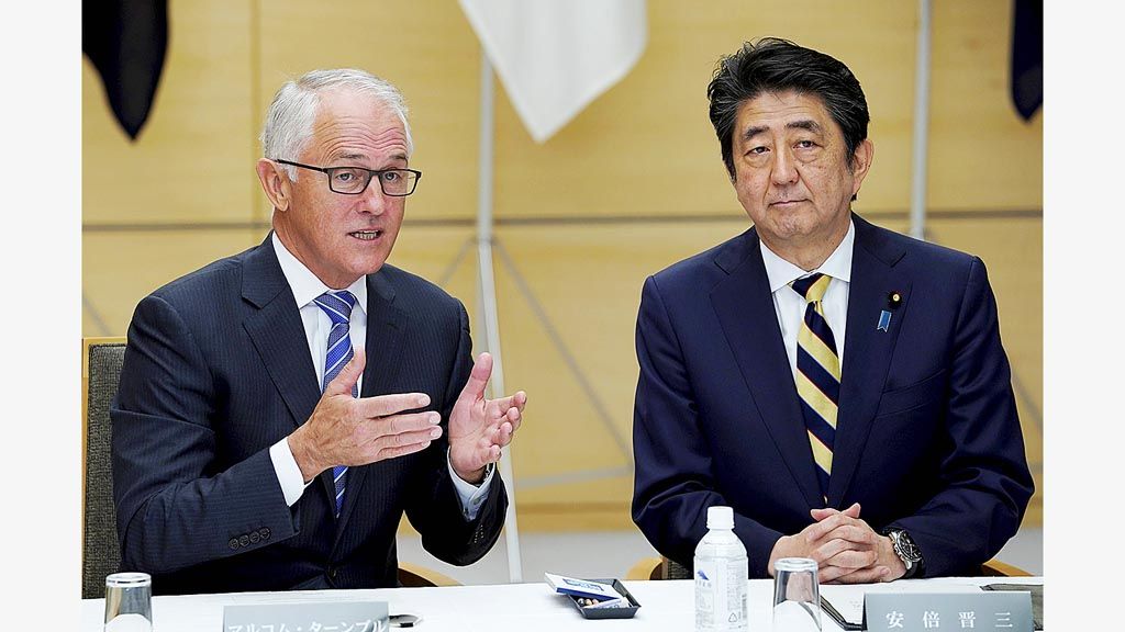 Perdana Menteri Australia  Malcolm Turnbull (kiri) berbicara dengan PM Jepang Shinzo Abe dalam pertemuan Dewan Keamanan Nasional Jepang di tempat tinggal resmi Abe, di Tokyo, Jepang, Kamis (18/1).  