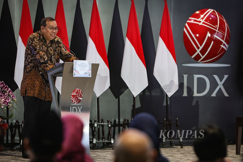 Direktur Utama Bursa Efek Indonesia (BEI) Iman Rachman menyampaikan sambutan dalam penutupan perdagangan BEI tahun 2023 di Gedung BEI, Jakarta, Jumat (29/12/2023). 