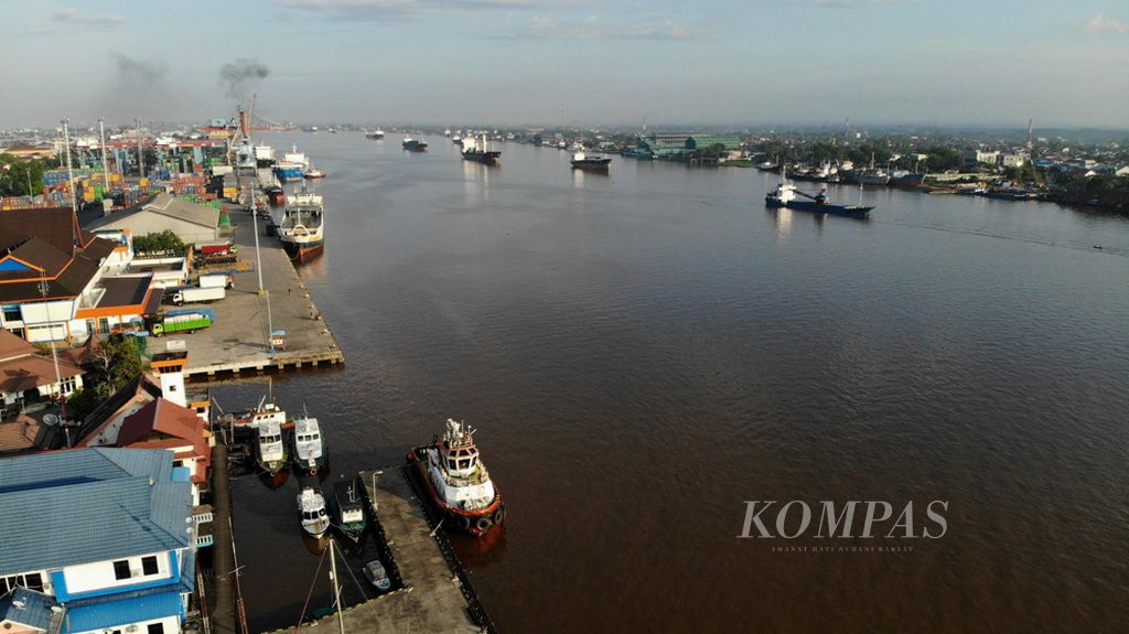 Aktivitas bongkar muat kapal yang melintasi Sungai Kapuas di Pelabuhan Dwikora Pontianak, Kalimantan Barat, Jumat (23/3/2018). Sungai Kapuas menjadi akses mobilitas barang dan warga di Kalimantan Barat.