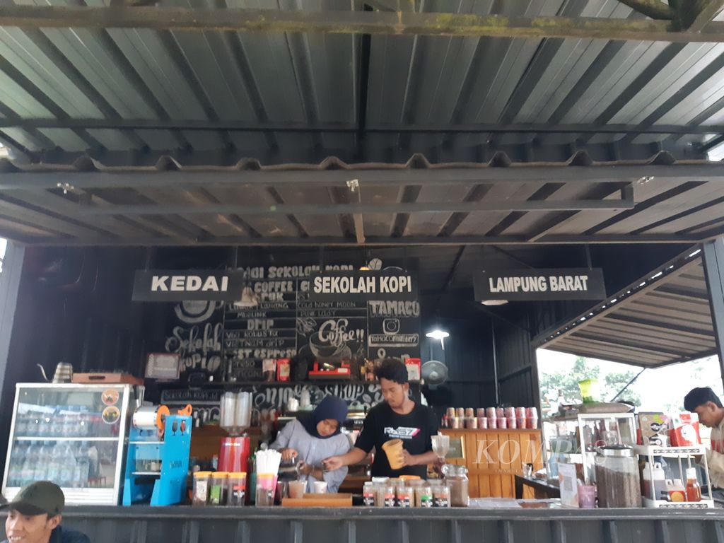 Dua pemuda sedang membuat kopi di Sekolah Kopi yang ada di Kabupaten Lampung Barat, Lampung, Kamis (4/7/2024).