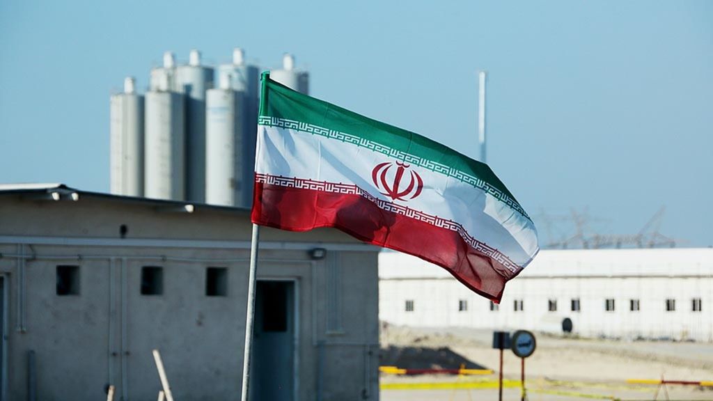 Bendera Iran berkibar di kompleks pembangkit tenaga nuklir Bushehr saat upacara untuk memulai operasional reaktor kedua, 10 November 2019. AS memainkan ancaman tarif terhadap Eropa agar Eropa menekan Iran terkait kesepakatan nuklir 2015.