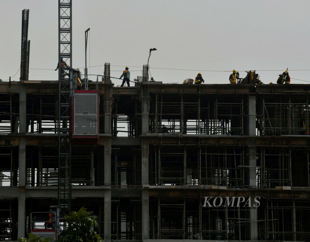Pekerja menyelesaikan proyek rumah susun di kawasan Daan Mogot, Jakarta Barat, Selasa (8/1/2019). Penyediaan rumah susun menjadi salah satu solusi menutup angka kekurangan rumah (<i>backlog</i>) karena semakin terbatasnya lahan untuk permukiman.