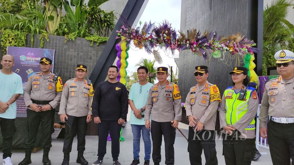 Kepala Polda Bali Inspektur Jenderal Putu Jayan Danu Putra (keempat dari kanan) didampingi beberapa pejabat utama Polda Bali bersama pihak manajemen Atlas Beach Fest, Canggu, Kuta Utara, Badung, berfoto seusai kunjungan Kapolda Bali, Sabtu (31/12/2022). 