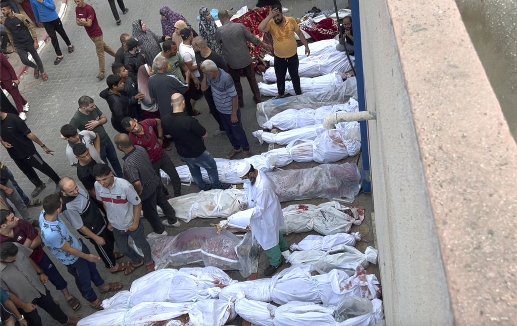 Dalam bingkai yang diambil dari video ini, mayat-mayat tergeletak di luar rumah sakit Indonesia setelah serangan udara Israel di kamp pengungsi Jabaliya di pinggiran Kota Gaza, Selasa, 31 Oktober 2023. 