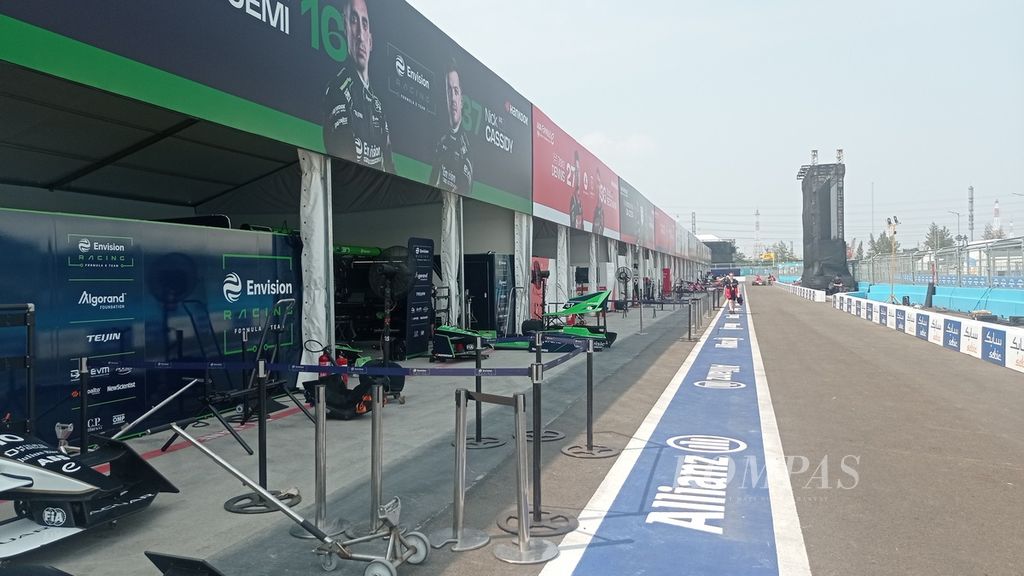 Suasana area <i>paddock</i> AGI Jakarta International E-Prix Circuit, Ancol Taman Impian, Jakarta Utara, Jumat (2/6/2023) siang.