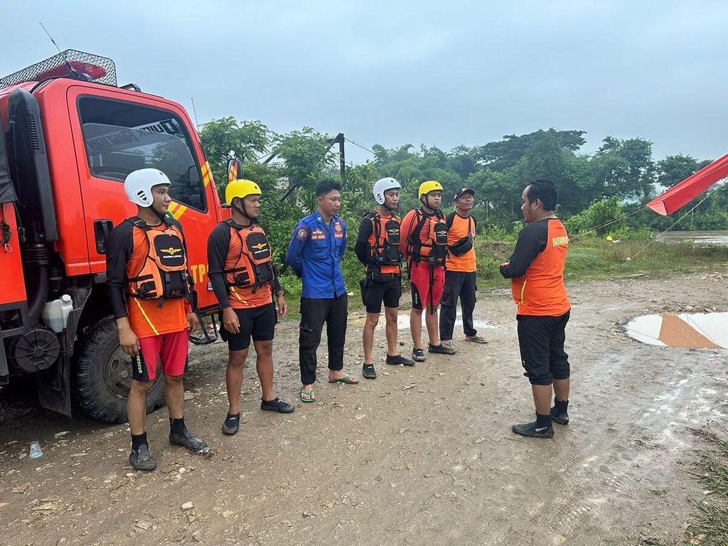 Tim penyelamat dari Basarnas Lampung bersiap melakukan pencarian lanjutan terhadap seorang remaja yang hilang di Sungai Way Bulok, Kabupaten Pringsewu, Lampung, Senin (4/3/2024). 
