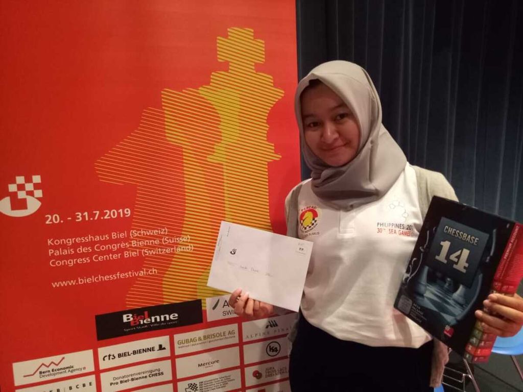 Pecatur Indonesia Medina Warda Aulia memamerkan hadiah yang diterimanya setelah menjadi juara pertama kategori catur cepat putri pada Festival Catur Internasional Biel, di Biel, Swiss, Senin (22/7/2019)