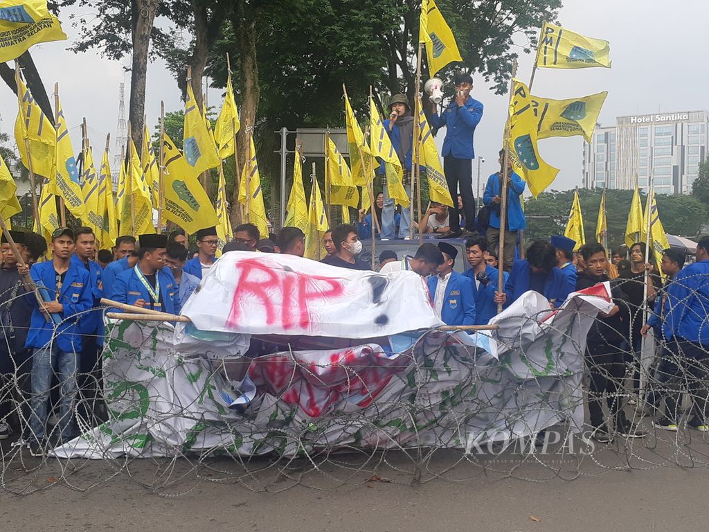 Sejumlah mahasiswa yang menamakan diri Pergerakan Mahasiswa Islam Indonesia Sumatera Selatan mengadakan aksi unjuk rasa di depan Kantor DPRD Sumsel di Palembang, Senin (5/9/2022). Mereka menolak kenaikan harga BBM di tengah upaya pemulihan ekonomi pascapandemi.