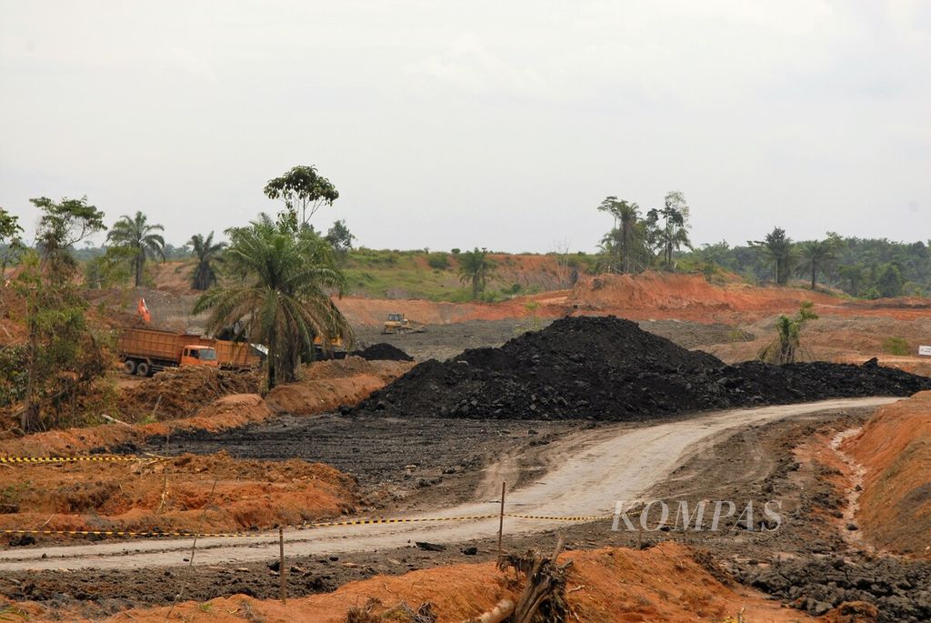 Suasana tambang batubara di Koto Boyo, Kecamatan Batin XXIV, Batanghari, Jambi, Senin (18/10/2021).