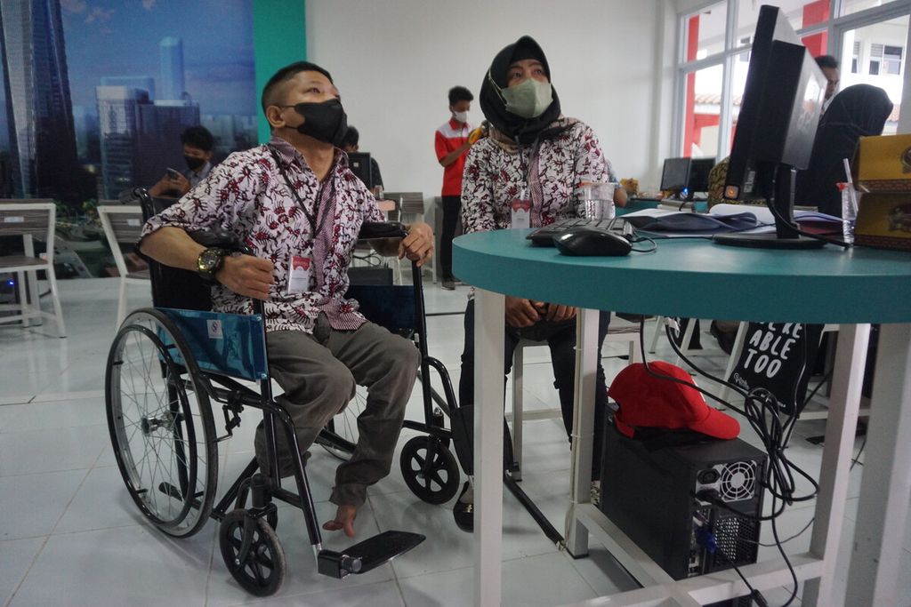 Penyandang disabilitas mendapatkan pelatihan tentang TIK oleh SMK Telkom Purwokerto, Banyumas, Jawa Tengah, Senin (27/6/2022).