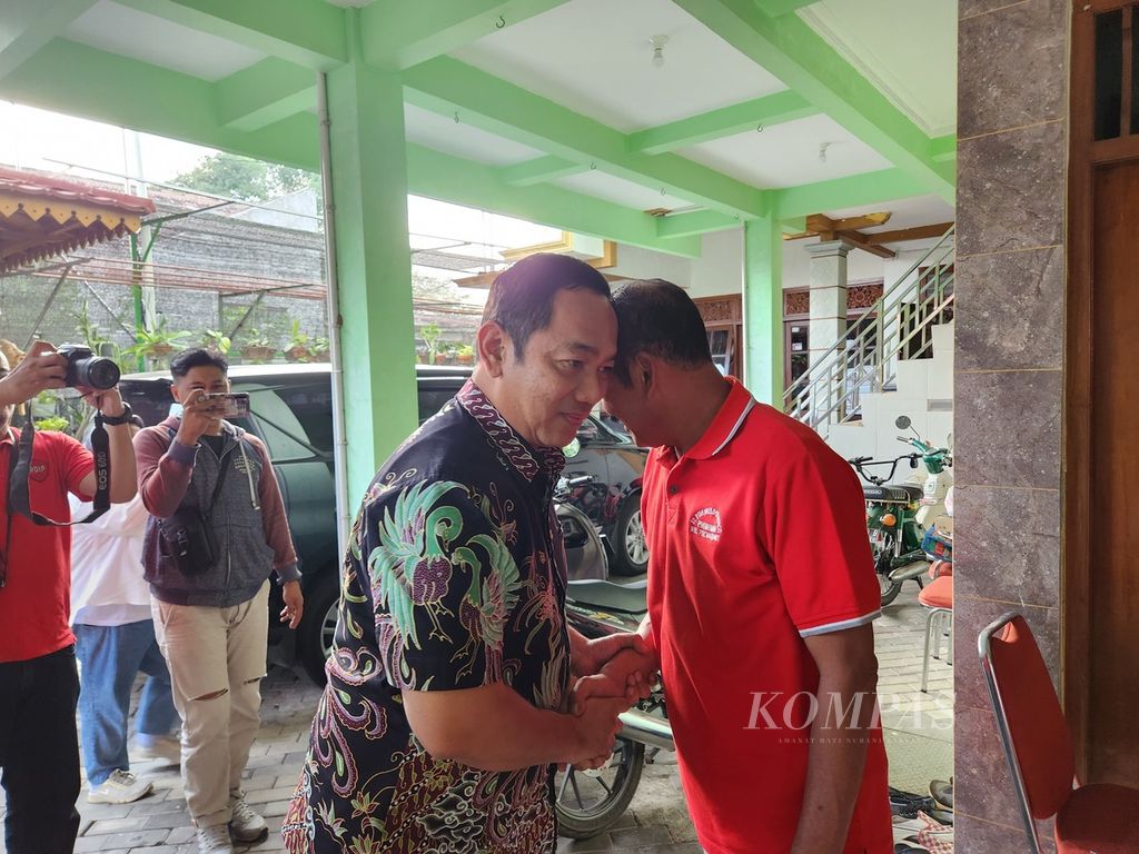 Mantan Wali Kota Semarang Hendrar Prihadi (kiri) dan Ketua DPC PDI Perjuangan Kota Surakarta FX Hadi Rudyatmo (kanan) saling berjabat tangan, di kediaman Rudyatmo, Kota Surakarta, Jawa Tengah, Sabtu (10/8/2024). 