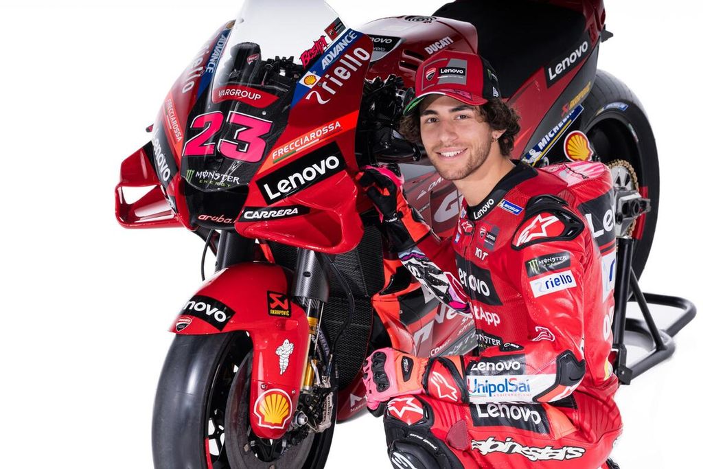 Enea Bastianini berpose dengan motor tim pabrikan Ducati untuk MotoGP musim 2023 di kawasan resor ski Madonna di Campligio, Trentino, Italia, Senin (23/1/2023). 