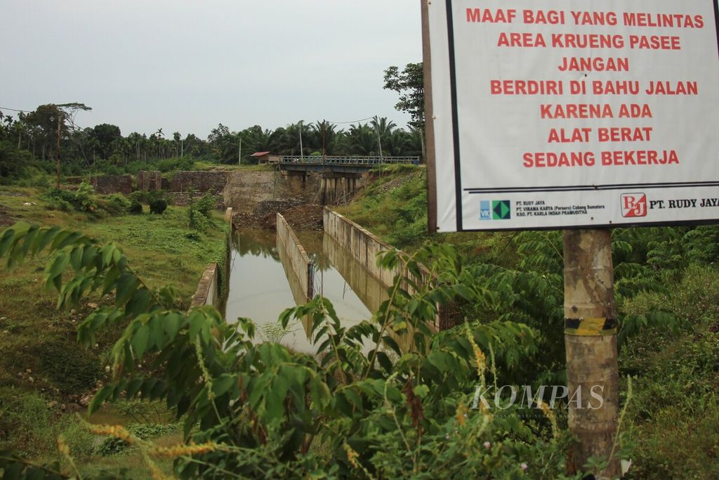 Pengerjaan proyek rehabilitasi Bendung Krueng Pase di Desa Maddi, Kecamatan Nibong, Kabupaten Aceh Utara, seperti terlihat pada Minggu (18/6/2023), telah berhenti. 