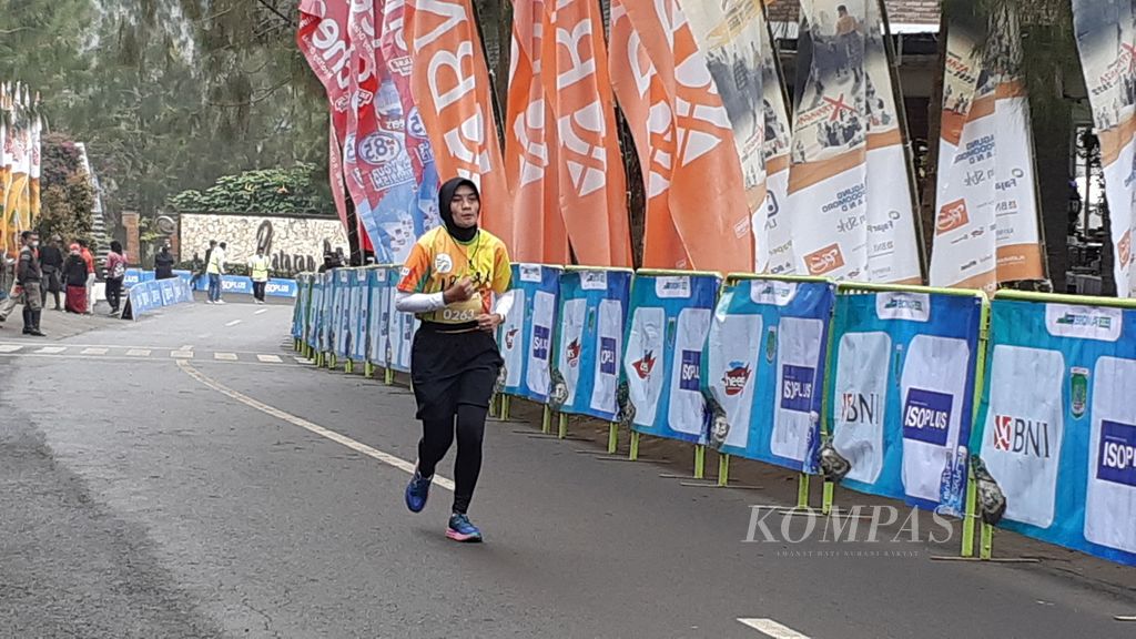 Peserta lari Bromo Marathon berusaha menyelesaikan lomba, Minggu (11/9/2022), di Pasuruan, Jatim. Ratusan pelari dari sejumlah daerah di Nusantara dan mancanegara turut meramaikan acara tahunan ini.