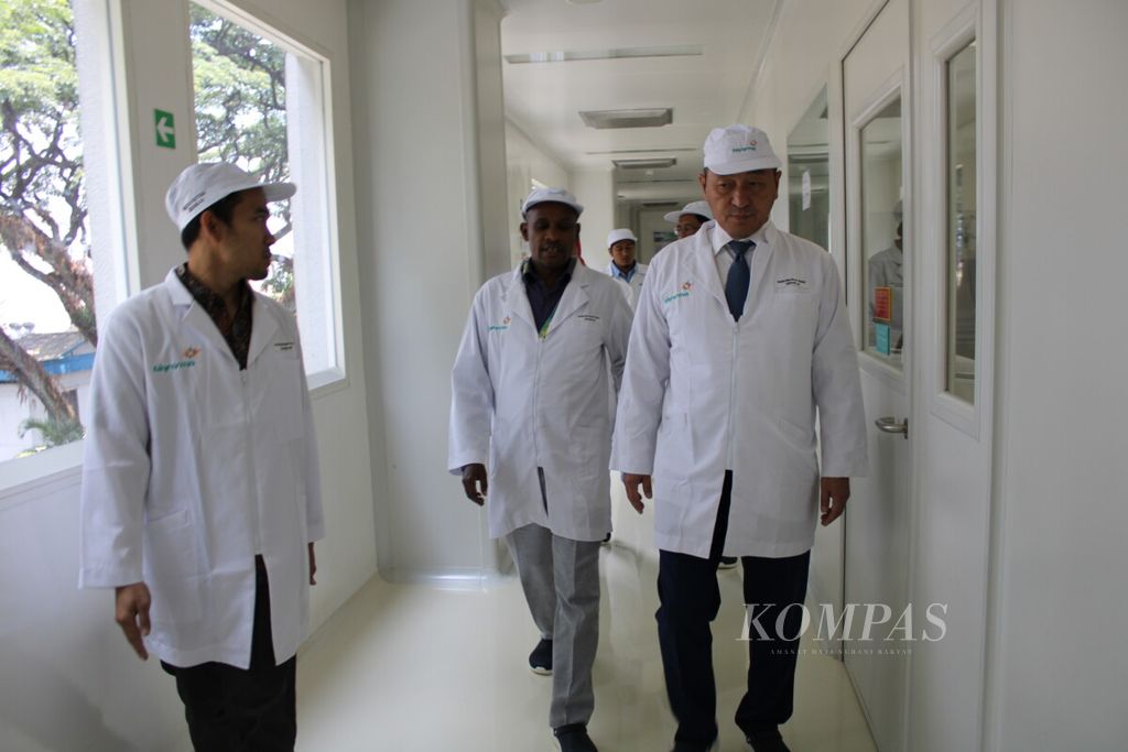 Asisten Sekretaris Jenderal OKI Askar Musinov di laboratorium Bio Farma Bandung