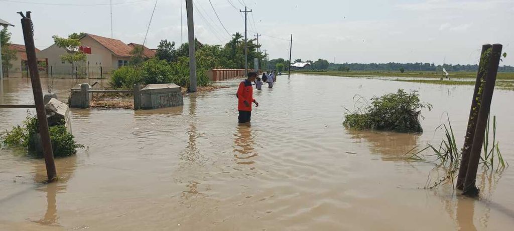 Kondisi terkini banjir di Desa Sidamulya, Kecamatan Wanasari, Kabupaten Brebes, Jawa Tengah, Selasa (27/2/2024). Pada Selasa, sekitar 23 desa di tujuh kecamatan masih terendam banjir dengan ketinggian 20-100 sentimeter. 