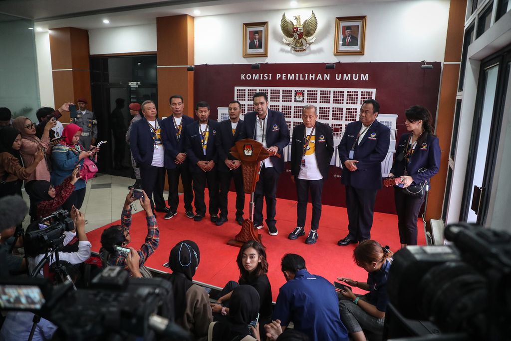 Jajaran pengurus DPP Partai Nasdem menggelar konferensi pers seusai menyerahkan berkas bakal calon anggota legislatif di kantor KPU, Jakarta, Kamis (11/5/2023). 