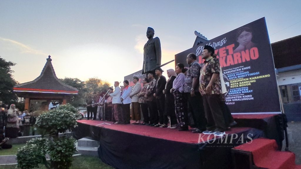 Wali Kota Surabaya memimpin pembacaan Deklarasi Istana Gebang bersama anggota Jaringan Kota Kabupaten Tapak Sejarah Bung Karno (Jaket Bung Karno) di Istana Gebang, Kota Blitar, Jawa Timur, Selasa (20/6/2023) sore.