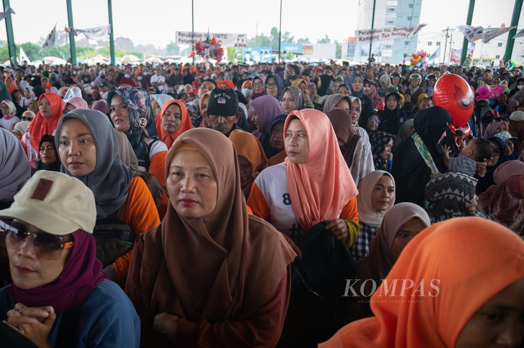 Lebih kurang 2.000 orang menunggu kedatangan calon presiden nomor urut 1, Anies Baswedan, saat kampanye di kawasan Mega Techno City (MTC), Kota Batam, Kepuauan Riau, Jumat (19/1/2024).