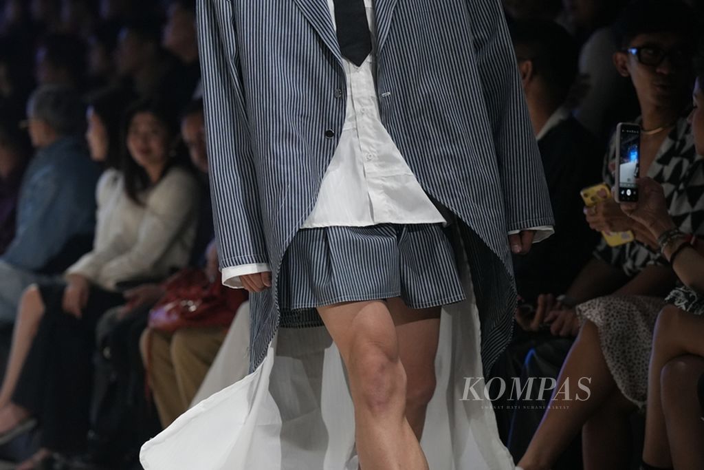 Peragaan busana koleksi Amotsyamsurimuda dalam Plaza Indonesia Mens Fashion Week di Jakarta, Rabu (4/9/2024). 