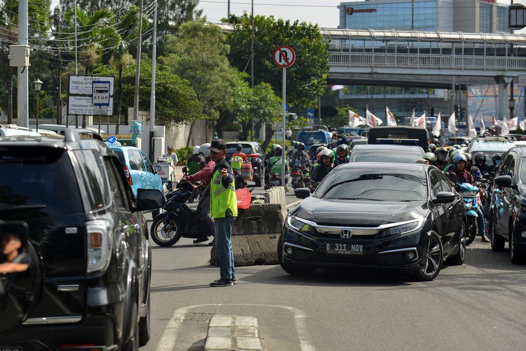 Sebuah mobil melakukan putar balik di Jalan Palmerah Utara, Jakarta Barat, Jumat (10/2/2023). 