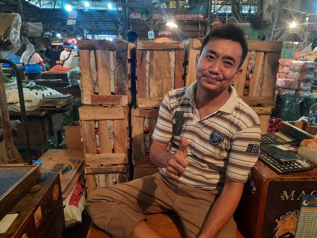 Nurcholis Majid (45), salah satu pemasok sekaligus pedagang komoditas di Pasar Induk Kramat Jati, Jakarta, Kamis (27/4/2023). Ia menilai, pemerintah berhasil memastikan pasokan barang sebelum hingga sesudah Lebaran lantaran harga sayur-mayur tergolong normal.