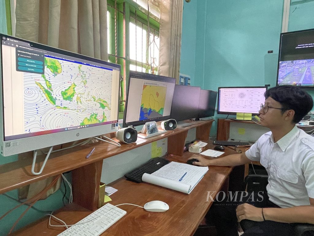 Pemantauan kondisi laut di Stasiun Meteorologi Maritim Balai Besar Meteorologi, Klimatologi, dan Geofisika Wilayah V di Jayapura, Papua, Selasa (19/3/2024).