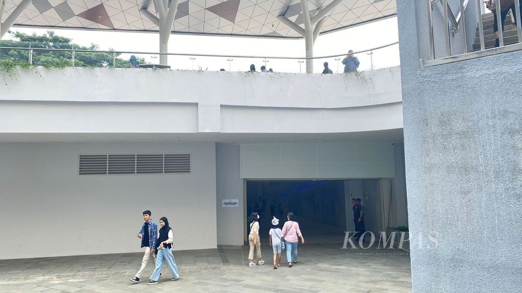 Terowongan yang menghubungkan Stasiun Jurangmangu dengan Bintaro Jaya Xchange Mall 2 di Pondok Aren, Tangerang Selatan, Banten, Jumat (29/12/2023).