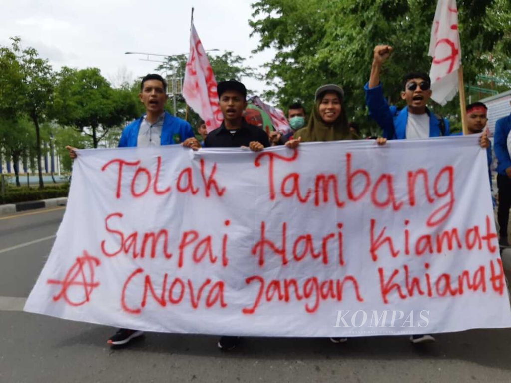 Mahasiswa Gayo, Kabupaten Aceh Tengah, menggelar aksi tolak tambang emas, Senin (16/9/2019), di Kantor Gubernur Aceh.