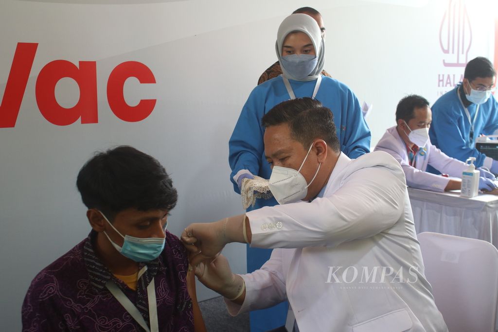 Petugas menyuntikkan dosis vaksin Indovac kepada sukarelawan di kantor PT Bio Farma, Kota Bandung, Jawa Barat, Kamis (13/10/2022). Penyuntikan vaksin Covid-19 perdana karya anak bangsa ini disaksikan oleh Presiden Joko Widodo.