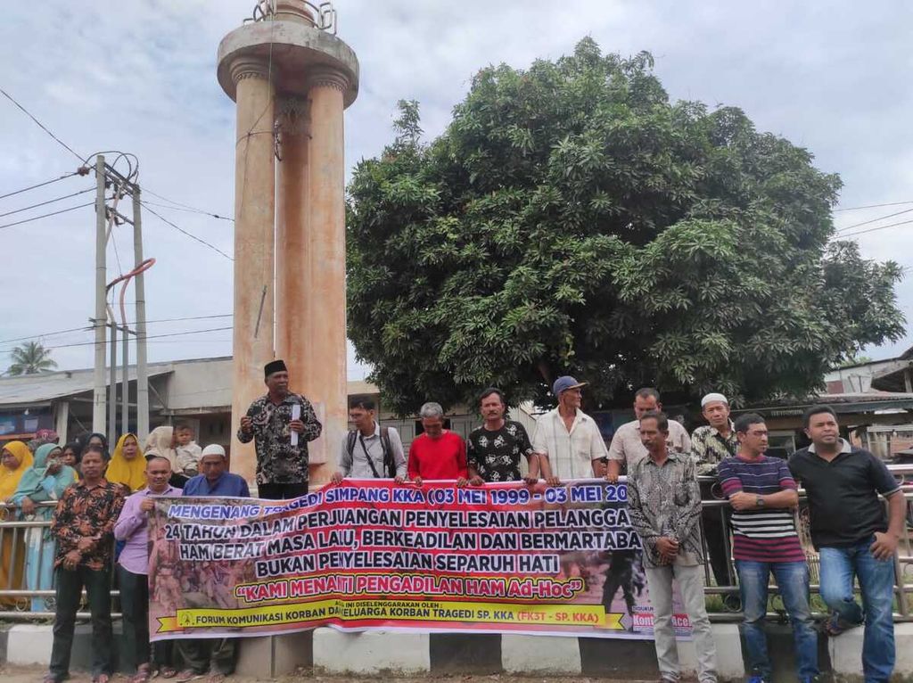 Keluarga korban tragedi Simpang KKA, Kabupaten Aceh Utara, Aceh, melakukan aksi damai dan doa bersama, Rabu (3/5/2023), dalam rangka memperingati 24 tahun pelanggaran hak asasi manusia di lokasi tersebut. 