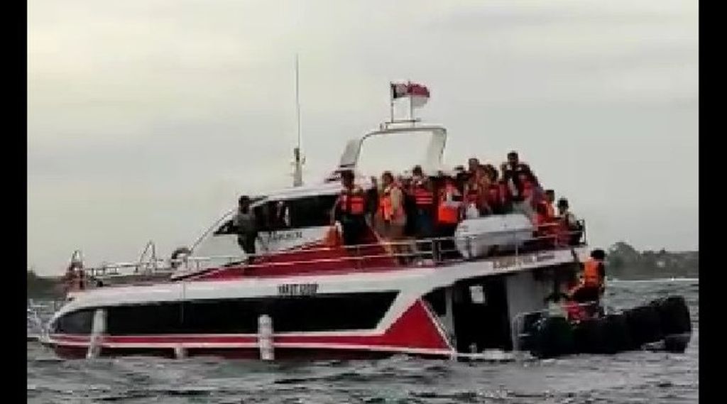 Tangkapan layar dari video kecelakaan di laut yang terjadi di perairan Selat Badung, Bali, Selasa (3/1/2023). Seluruh penumpang dan kru kapal cepat tersebut dapat dievakuasi dalam kondisi selamat. 