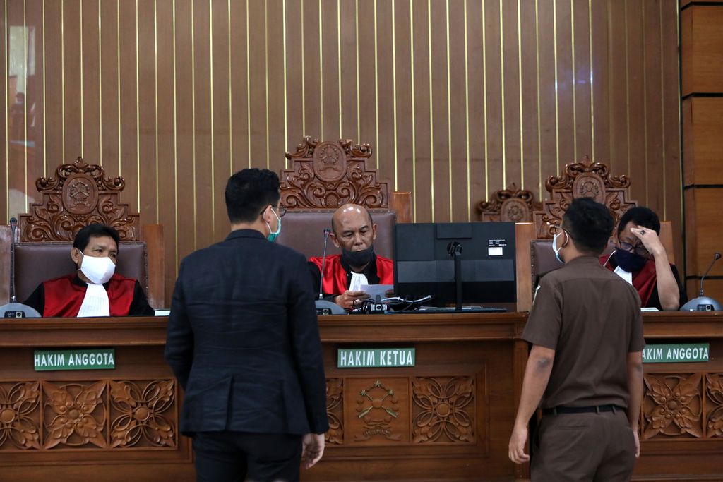 Hakim memeriksa surat yang diajukan kuasa hukum dalam persidangan permohonan peninjauan kembali yang diajukan narapidana kasus <i>cessie </i>Bank Bali, Joko Tjandra, di Pengadilan Negeri Jakarta Selatan, Jakarta, Senin (20/7/2020). Joko Tjandra kembali tidak hadir dalam persidangan dengan alasan sakit. Ini ketiga kali Joko Tjandra tidak hadir dalam persidangan. 