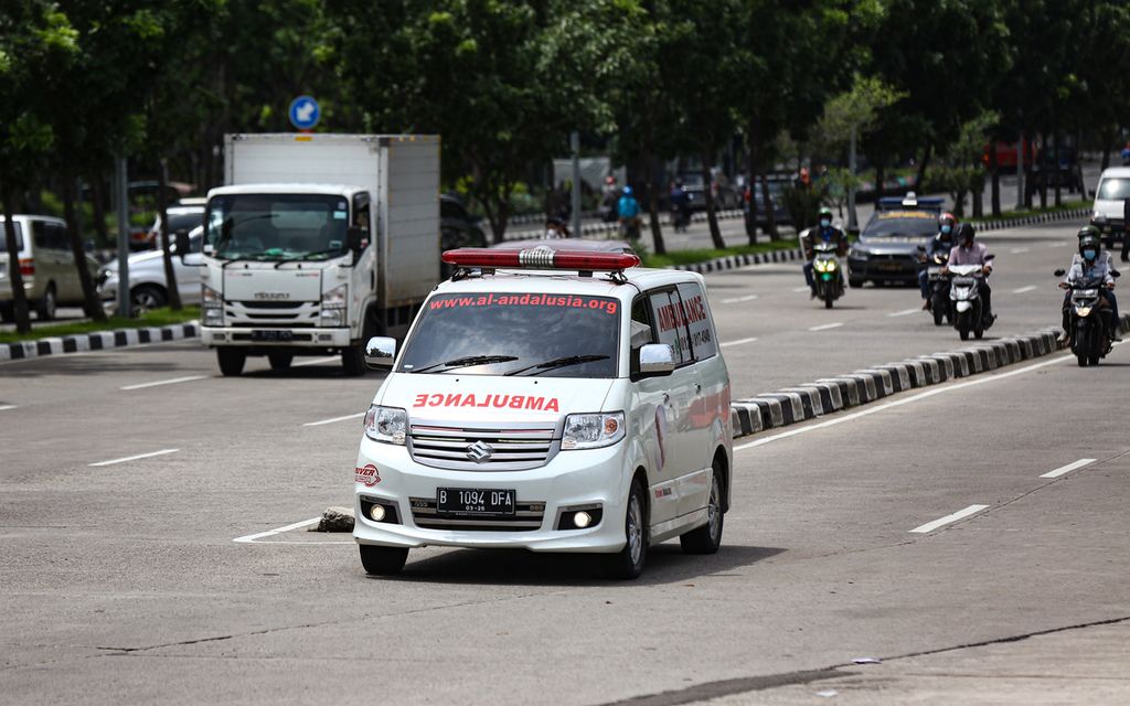 An ambulance carrying Covid-19 patients arrived at the Wisma Atlet Emergency Hospital, Kemayoran, Central Jakarta, Monday (17/1/2022).