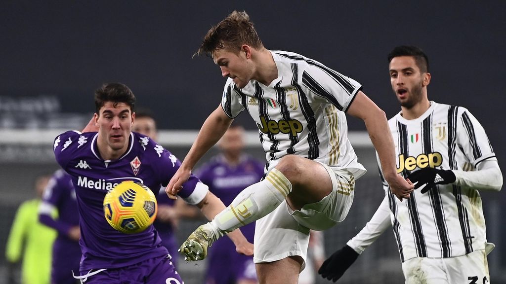 Bek Juventus, Matthijs De Ligt (tengah), mengoper bola di bawah tekanan penyerang Fiorentina, Dusan Vlahovic (kiri), pada pertandingan sepak bola Serie A Italia di Stadion Juventus Allianz, Turin, Italia, Rabu (23/12/2020) dini hari WIB. Juventus tumbang di kandang atas keperkasaan Fiorentina dengan skor telak 0-3. Kepindahan Vlahovic ke Juventus kian mendekati kenyataan setelah Juventus mengajukan tawaran.